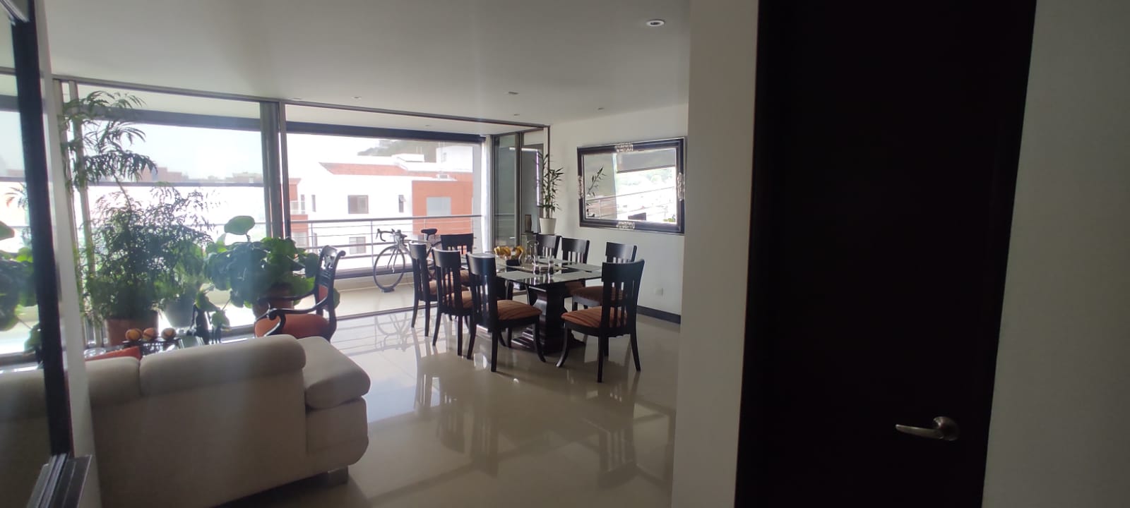 verinmuebles 1022 1089 VENDO HERMOSO APARTAMENTO CON EXCELENTE VISTA AL OESTE DE CALI.