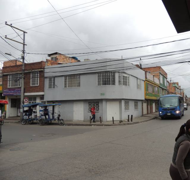 Casa rentable de 2 pisos, 2 locales Bosa Pablo VI