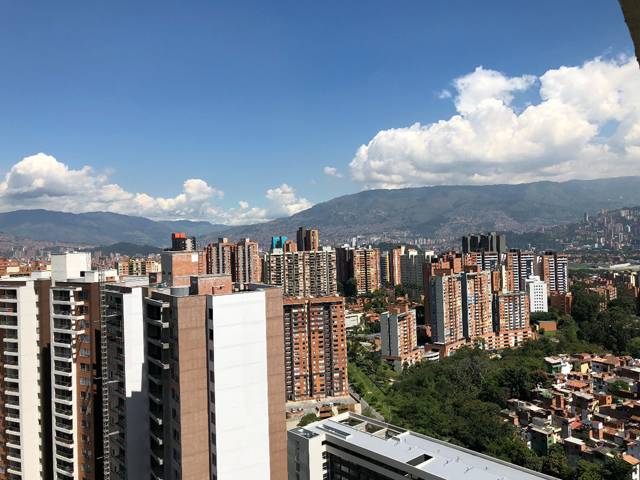 VENTA DE APARTAMENTO SECTOR LOMA LOS BERNAL	CÓDIGO 13694