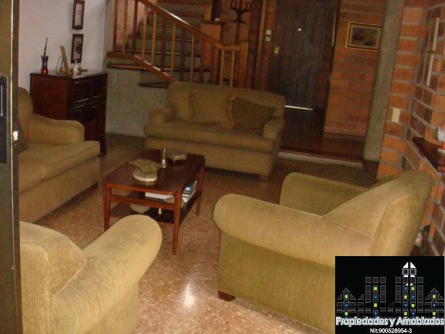 CASA EN VENTA EN EL POBLADO CÓDIGO 521