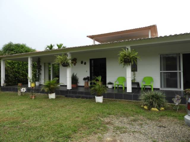 HERMOSA CASA CAMPESTRE EN CONDOMINIO BALMORAL EN VILLAVICENCIO