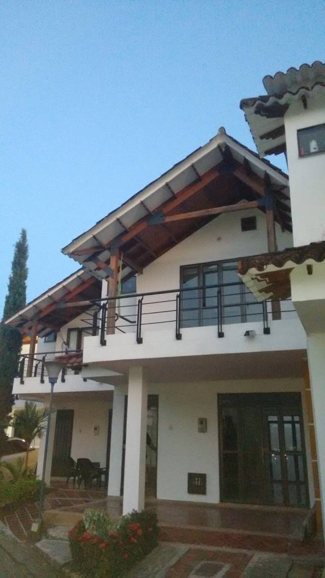 ARRIENDO HERMOSA CASA CERRO CAMPESTRE ALTO ADMON INCLUIDA