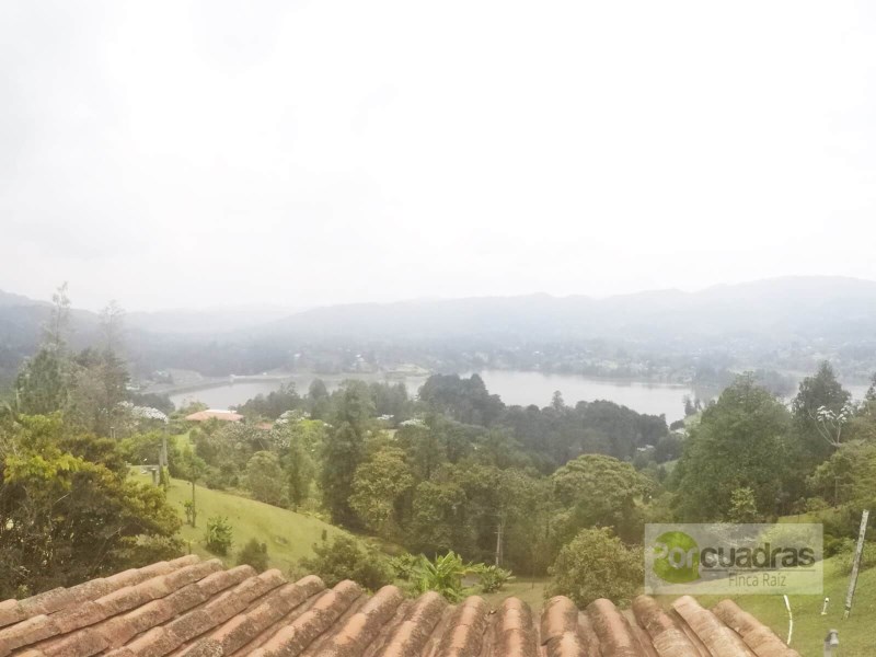 Casa con piscina en unidad cerrada