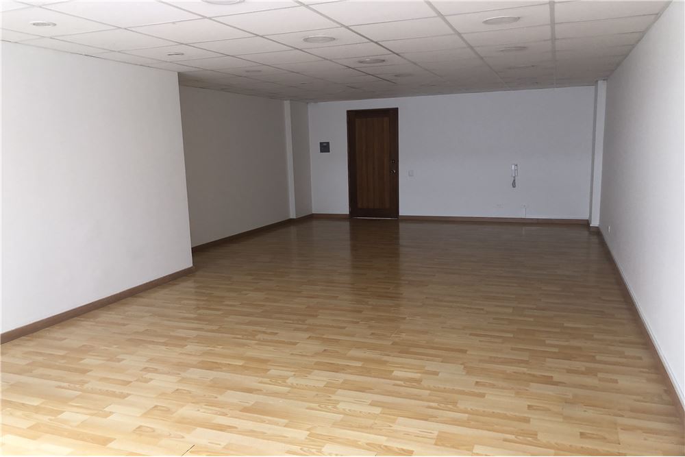 VENTA EXCELENTE oficina en Chico, 1 baño,1 parq.