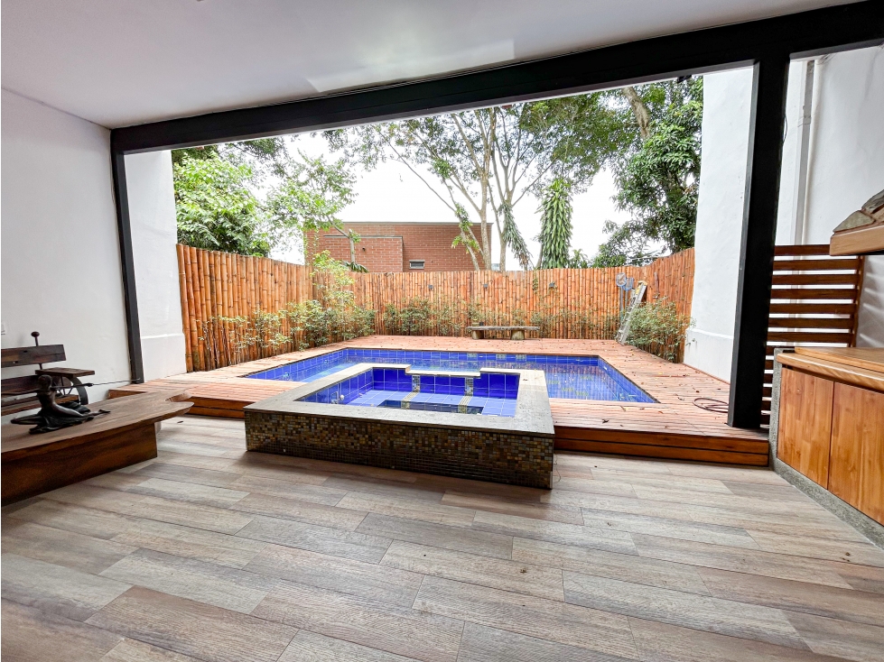 CASA CON PISCINA EN LA PARTE ALTA DE EL POBLADO