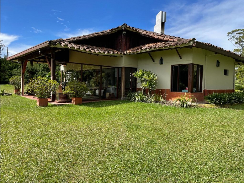 Venta de casa en parcelación sobre la vía San Antonio - La Ceja