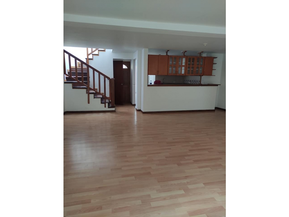 Venta de casa con amplios espacios y buena iluminación en Envigado