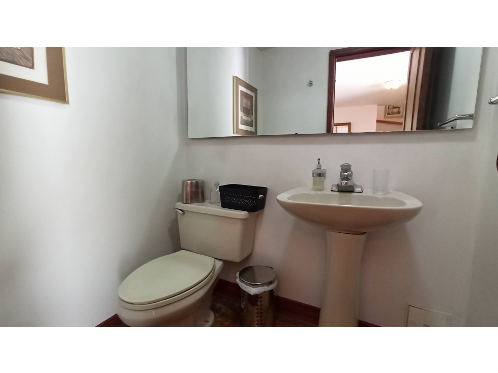 VENDO CASA CON OFICINA INDEPENDIENTE EN SANTA BARBARA (IC)