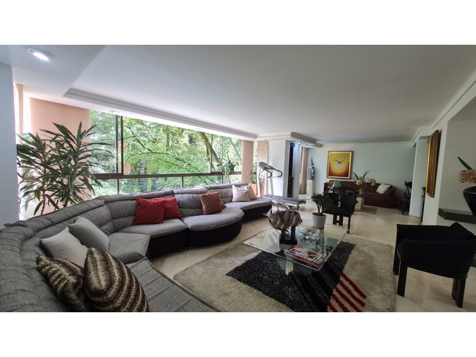 Apartamento en El Poblado, detrás de La Clínica Medellín Poblado