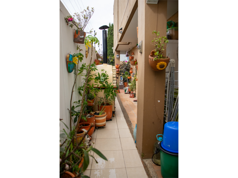 Venpermuta Casa de 3 pisos conjunto cerrado en Cajicá