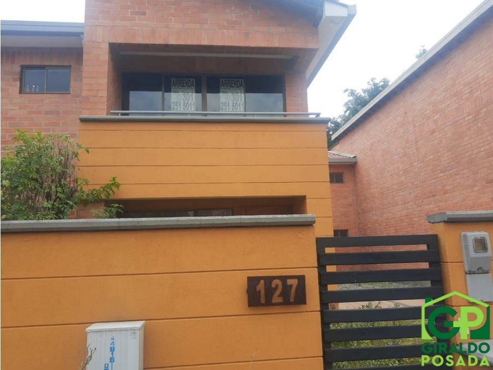 ARRIENDO  CASA DUPLEX   EN LA ESTRELLA - SURAMERICANA