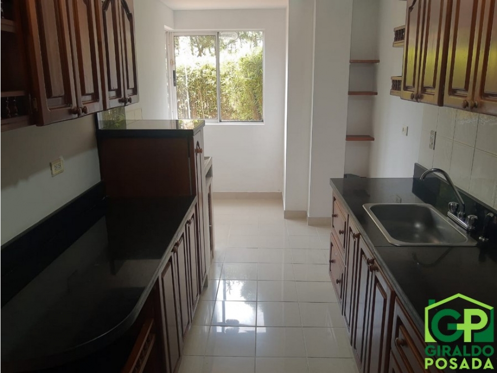 ARRIENDO CASA  DE TRES NIVELES EN EL POBLADO CASTROPOL