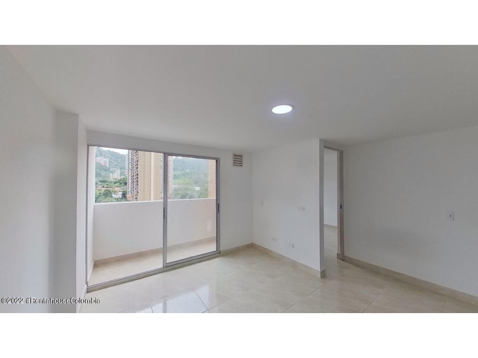 Apartamento en  Tres Esquinas RAH CO: 23-1186