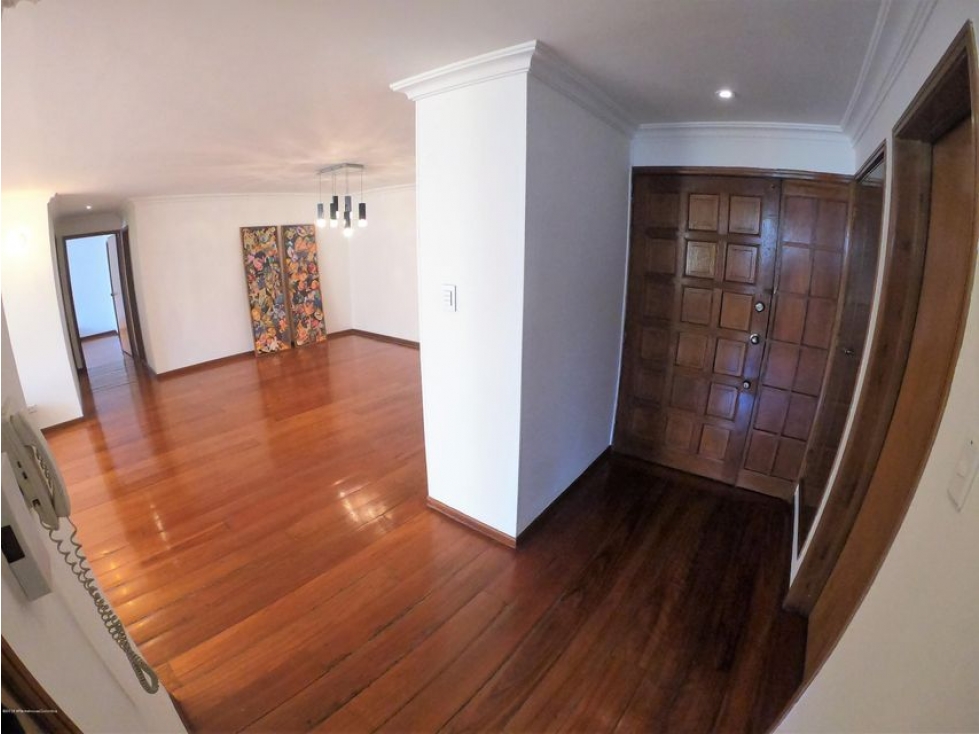 Vendo Apartamento en  Altos del ChicoS.G. 23-1471