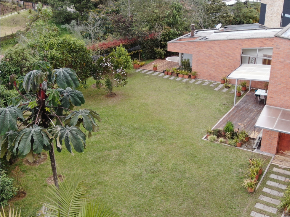 HERMOSA CASA CAMPESTRE EN LA LOMA DEL ESCOBERO EN PARCELACIÓN