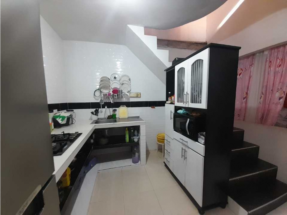 VENDO CASA BIFAMILIAR EN CIUDAD CORDOBA ( PEATONAL) T.P