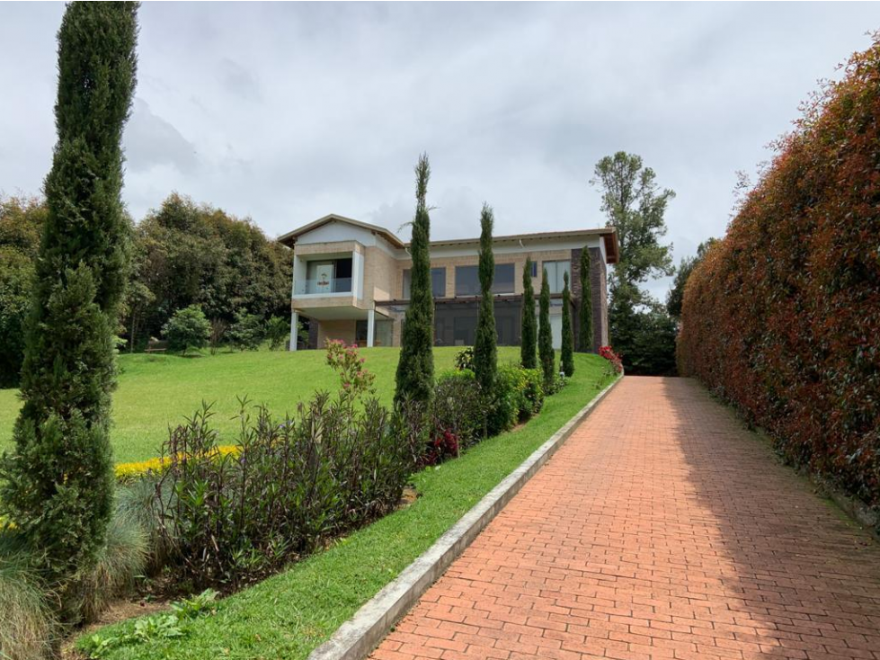 BELLÍSIMA  CASA CAMPESTRE EN EL ALTO DE LAS PALMAS