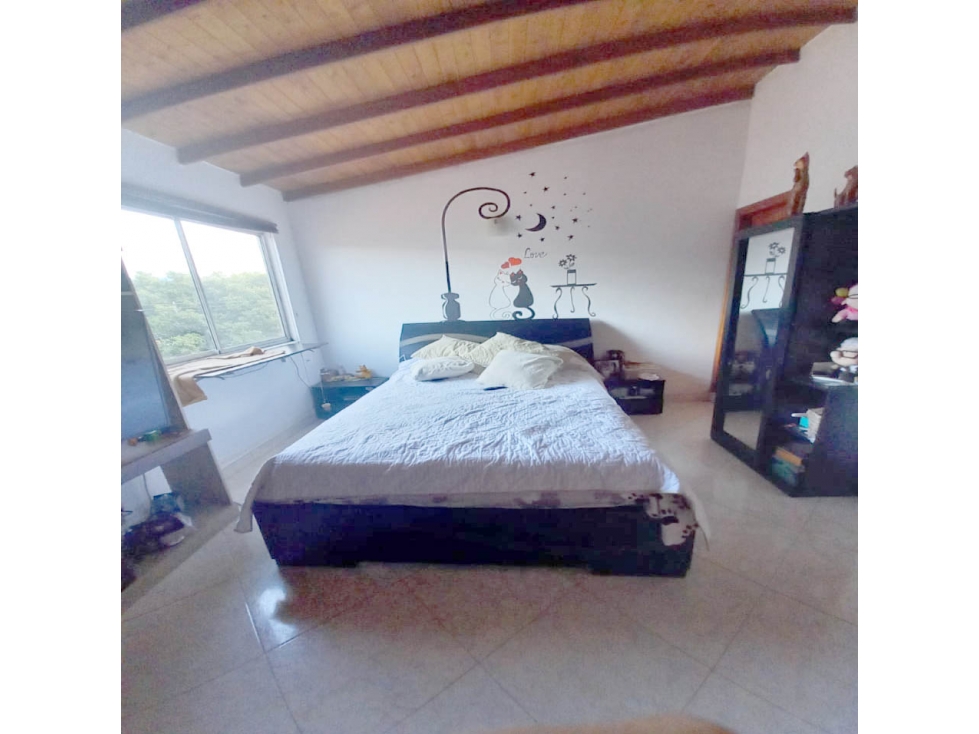 SE VENDE  AMPLIA CASA DE TRES NIVELES EN LA ESTRELLA