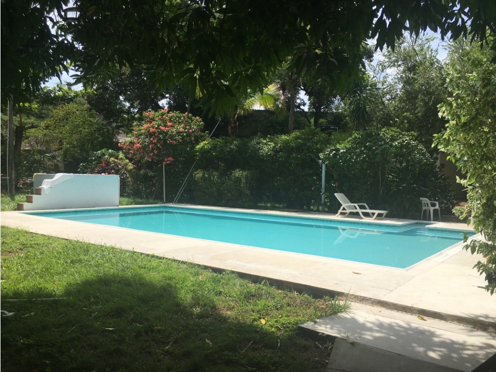 VENDO CASA CENTRO MELGAR CON PISCINA