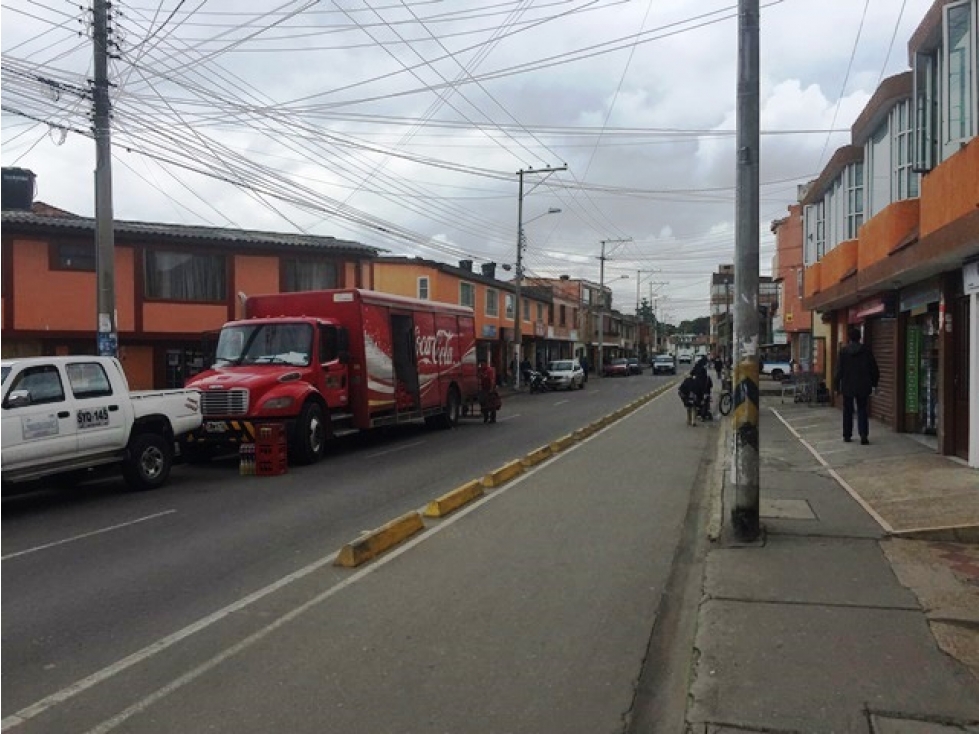 Se vende casa sobre avenida principal con 3 locales cajica