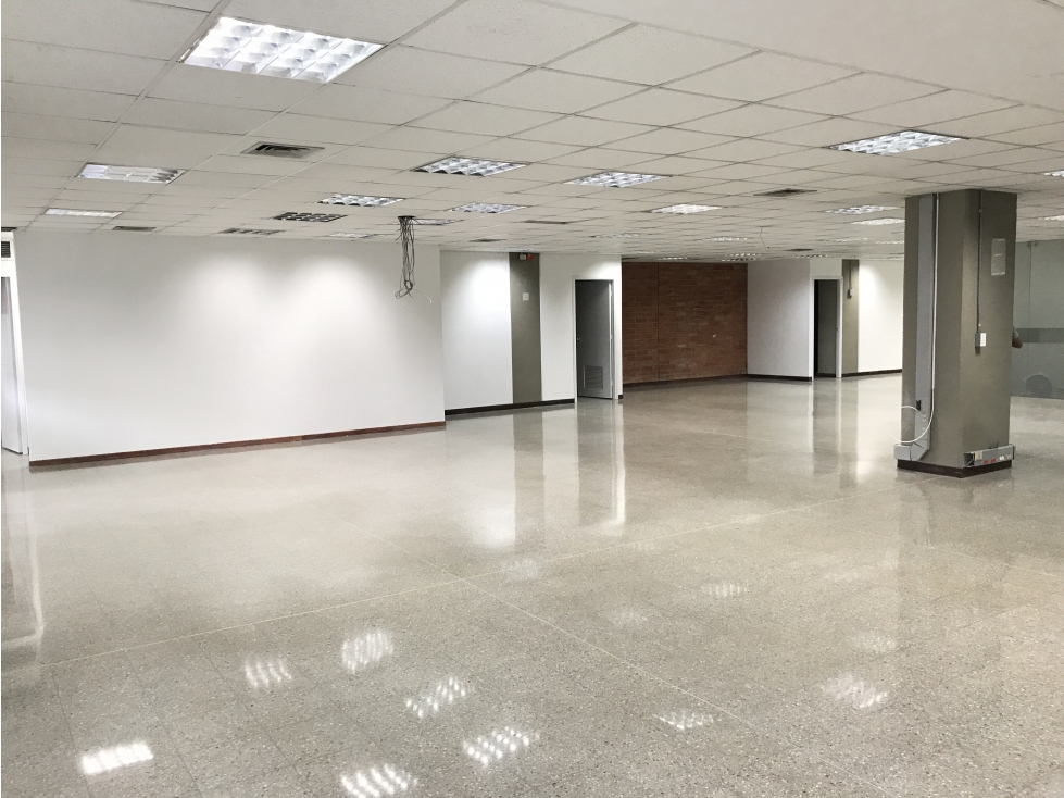 Arriendo de Oficina Piso Completo en La Aguacatala - Medellín