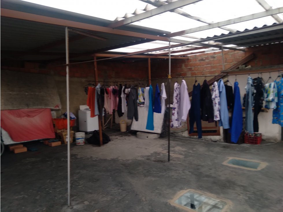 CASAS CON 4 LOCALES COMERCIALES RENTANDO