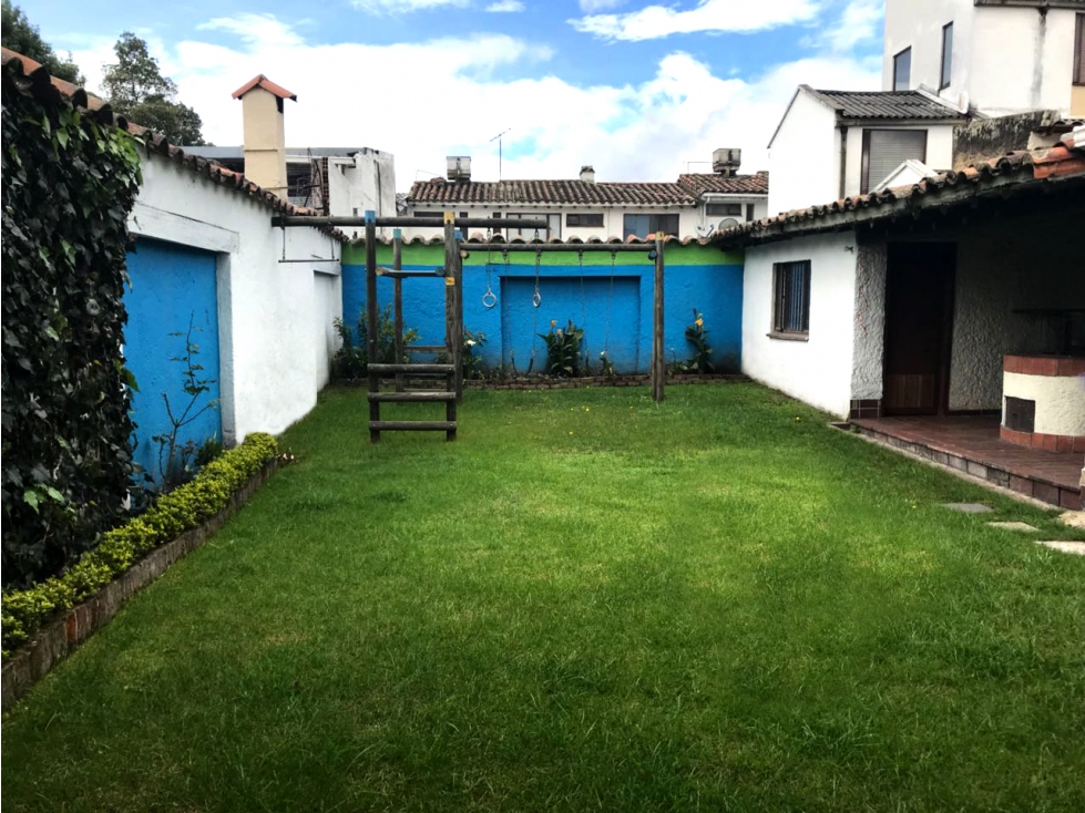 VENTA CASA EN PONTEVEDRA BOGOTÁ CON PARQUE INTERIOR