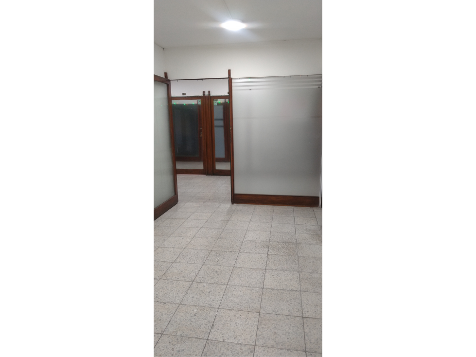 ARRIENDO LOCAL OFICINA Y BODEGA PEQUEÑA EN CENTRO CIAL. CHAPINERO