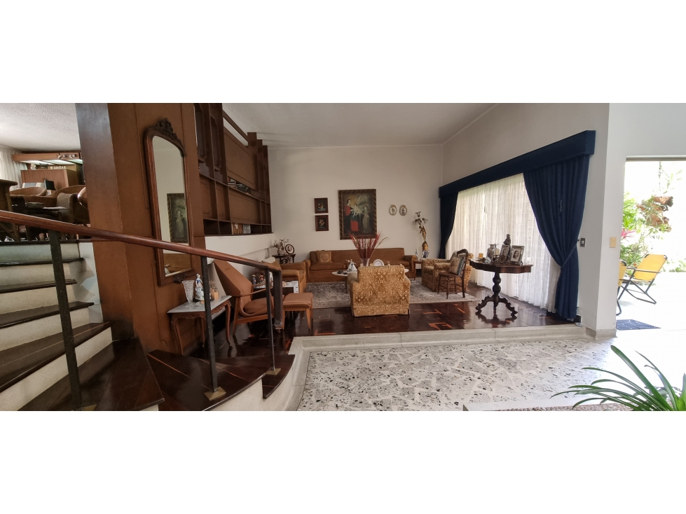 VENTA CASA LAURELES, MEDELLÍN-MEDIANA MIXTURA