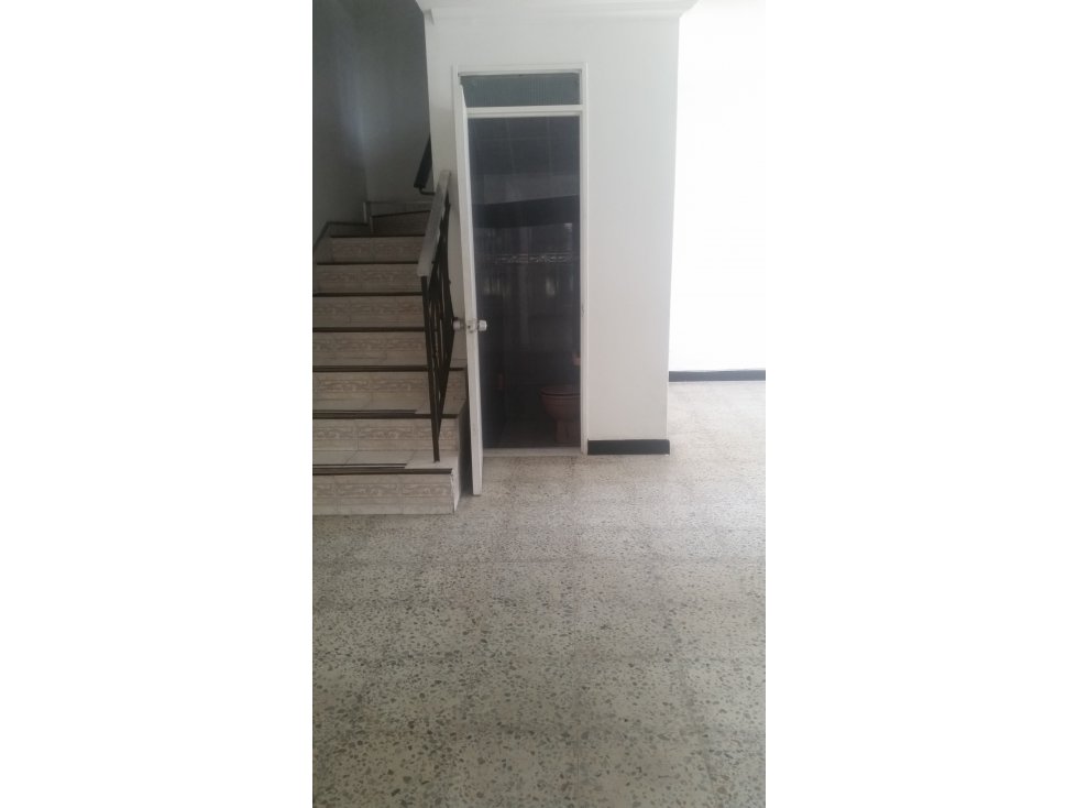 SE ARRIENDA CASA EN LAURELES MEDELLIN