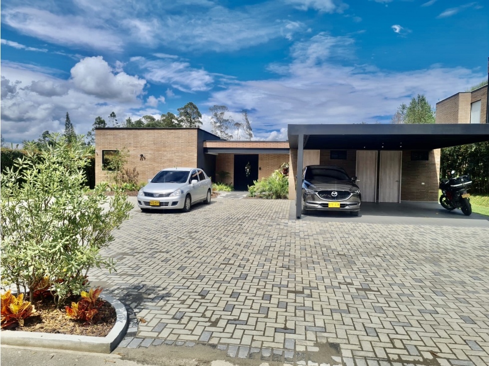 Hermosa casa en Llano Grande - al lado del Club campestre