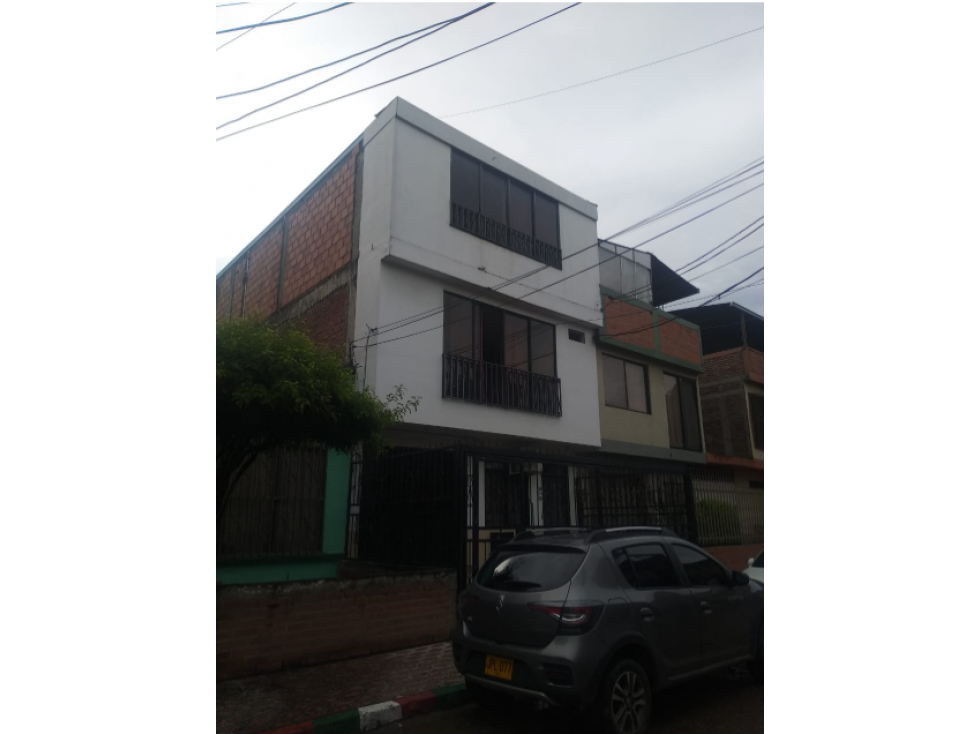 CASA DE 3 PISOS CON LOCAL COMERCIAL EN VENTA