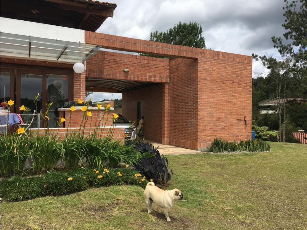 Hermosa Casa de dos niveles-Vía el escobero