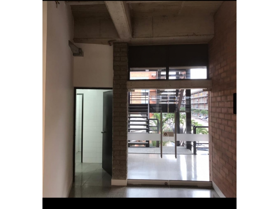 Arriendo  Oficina Local con Fachada a la Avenida Guayabal