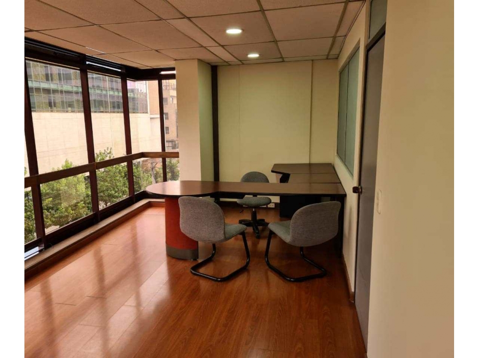 SE VENDE O ARRIENDA OFICINA EXTERIOR  EN EL NOGAL -5-