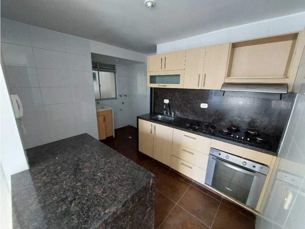 ARRIENDO, VILLA CAROLINA, TRES ALCOBAS PISO BAJO.