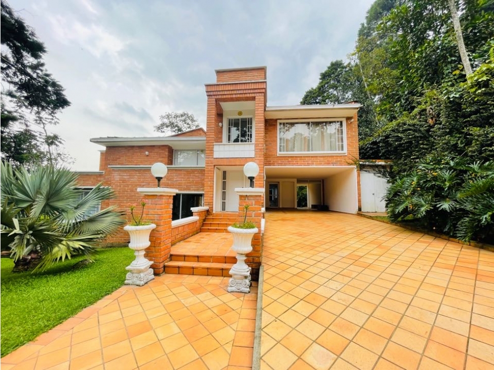 Venta y Renta amoblada Casa altos del poblado 426 mt2