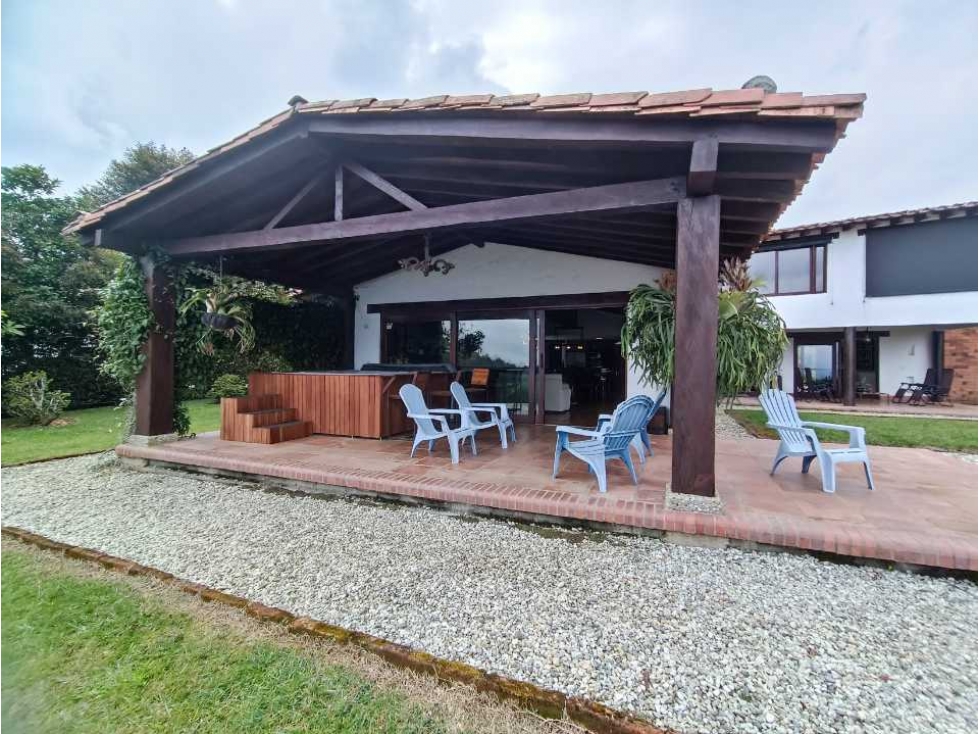 Casa Campestre en Rionegro con 3 caballerizas