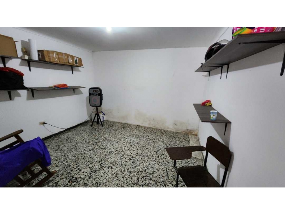 Casa super amplia de 2 pisos en lel corazón de  Santa Marta - 005