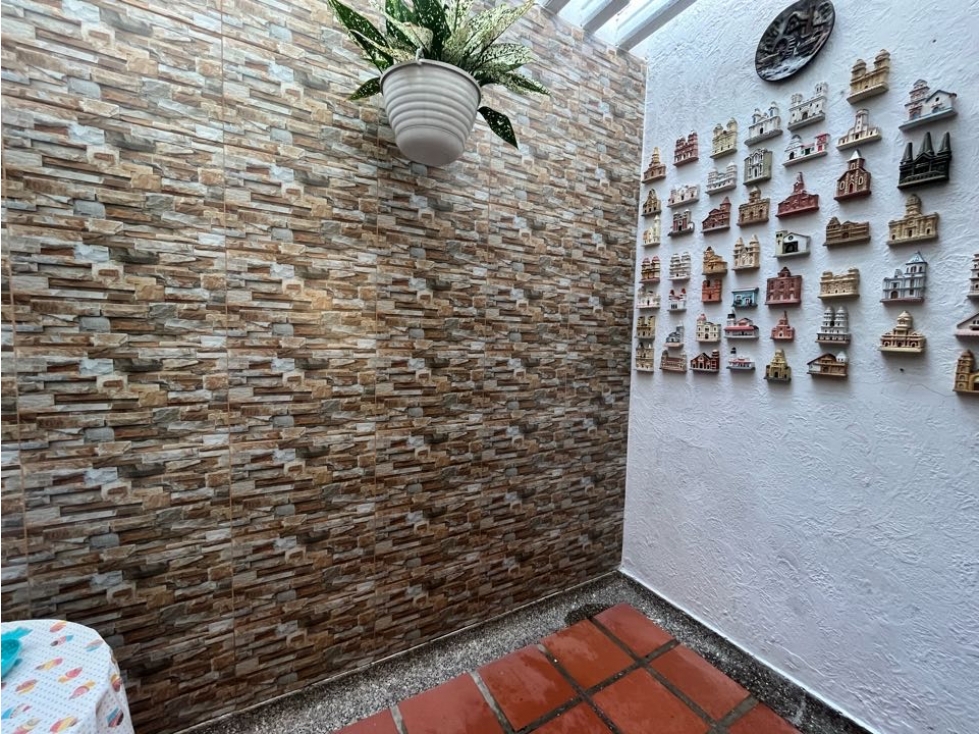 Casa en conjunto cerrado en venta, sector Los Alpes.