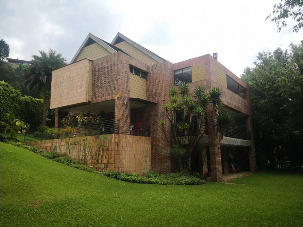 Casa en exclusivo condominio en el poblado , gran zona verde privada!!