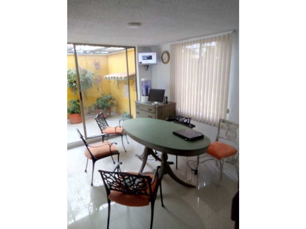 Casa en Rionegro en venta esquinera de
2 pisos con patio interno