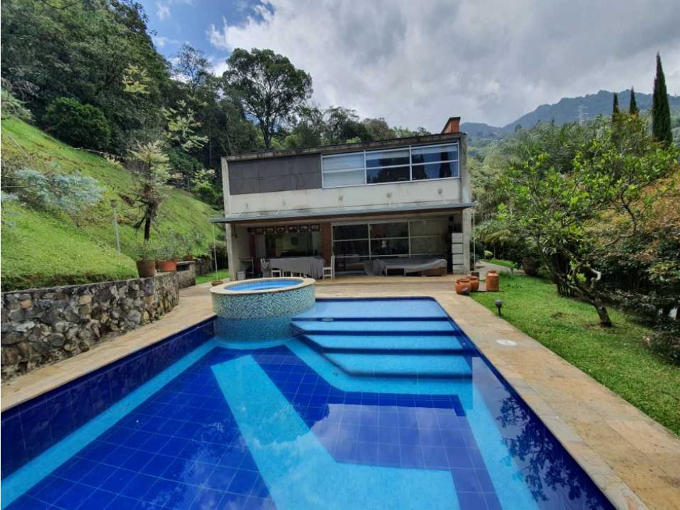 Casa en venta con piscina, loma de los balsos