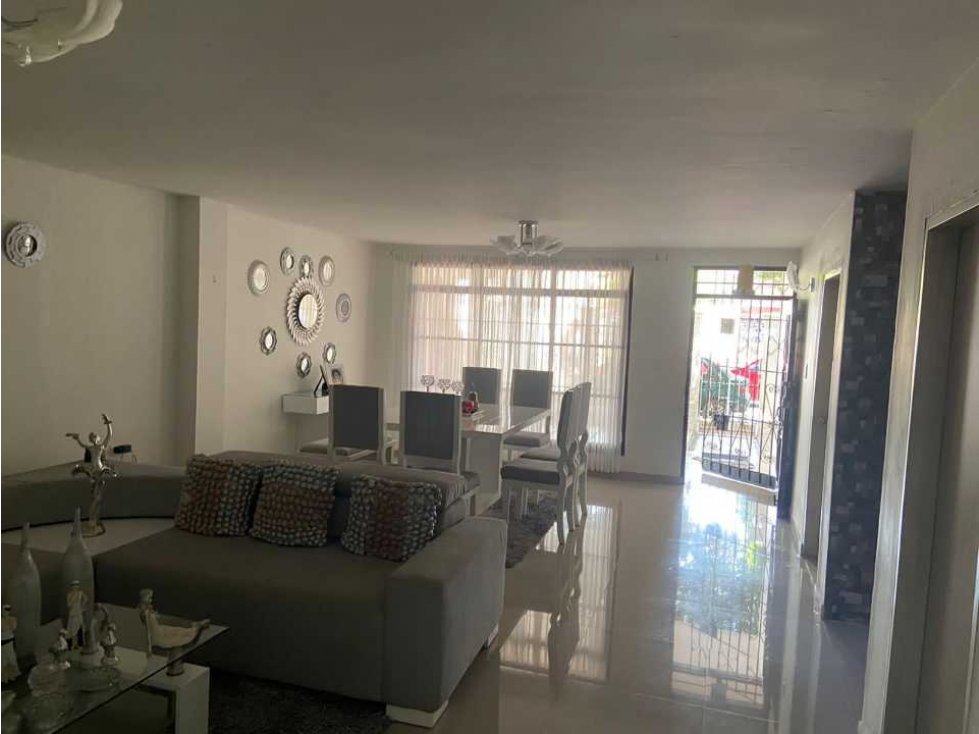 Casa de dos pisos en venta en Riascos, excelente ubicación- 005