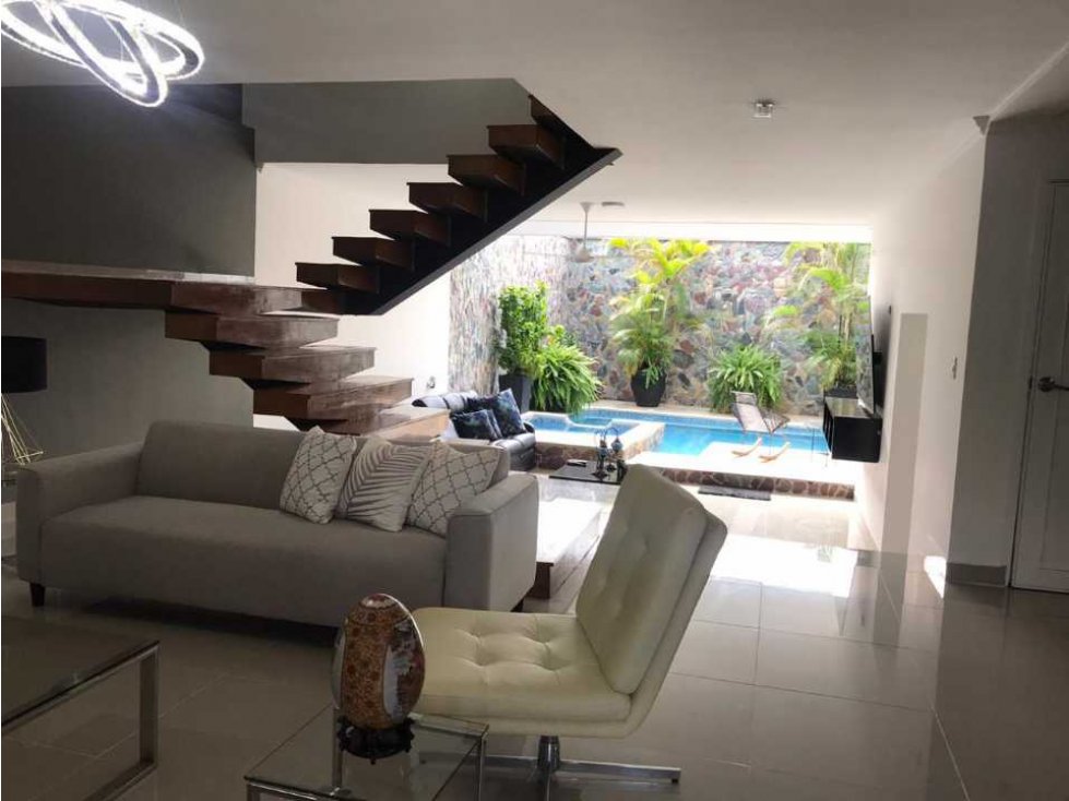 Casa Venta Remodelada con Piscina