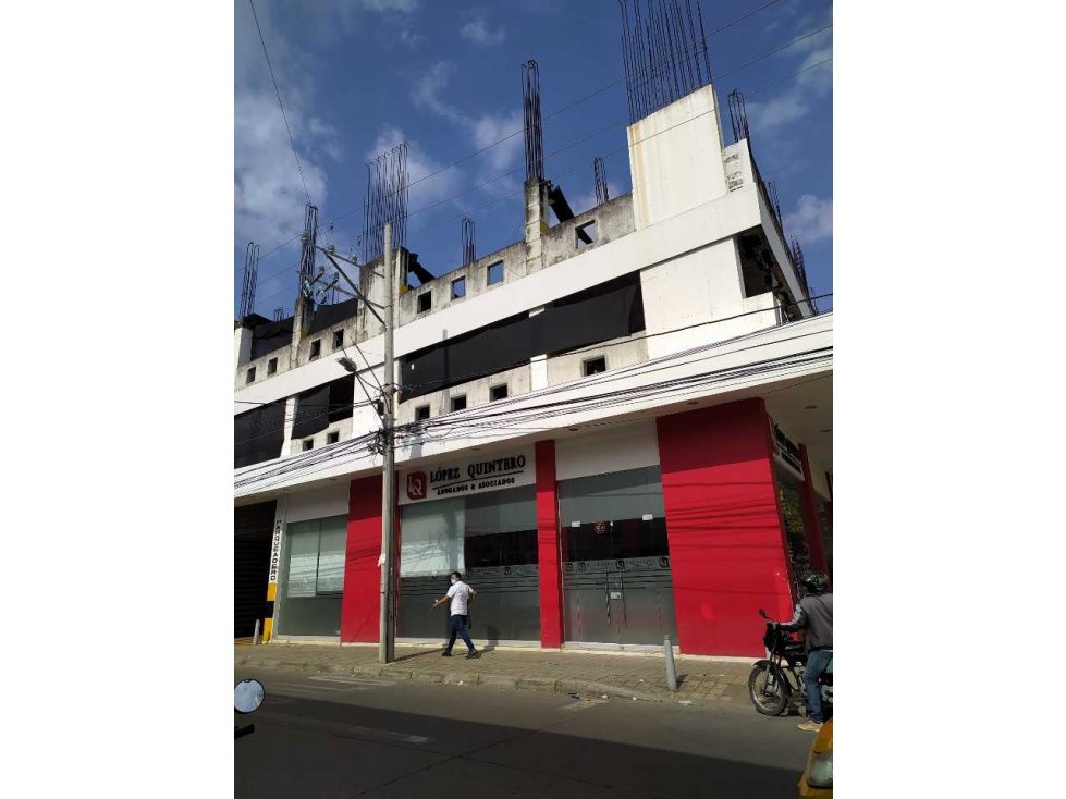 Edificio con locales y parqueaderos en centro de la ciudad.