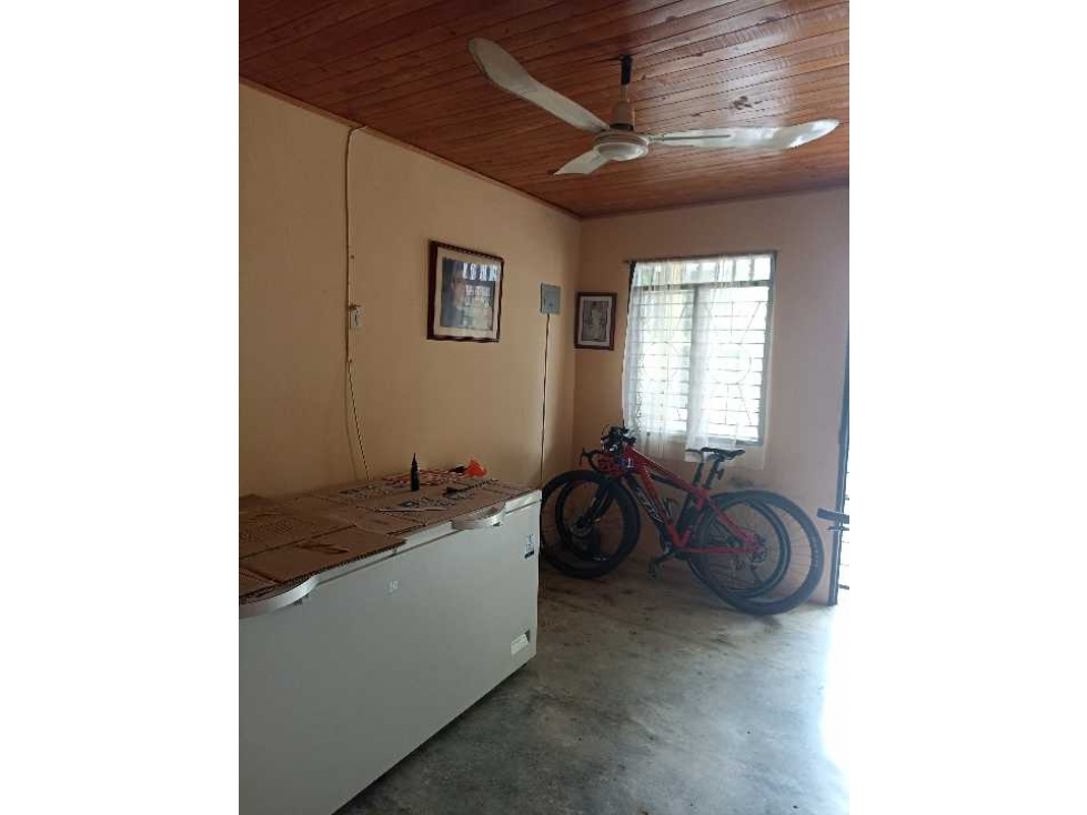 En venta amplia casa esquinera en Barrio El Eden