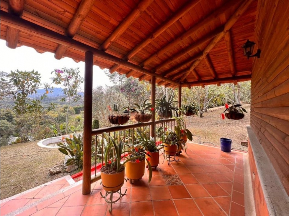 ENCANTADORA FINCA EN VENTA MUY CERCA A SANTA ELENA