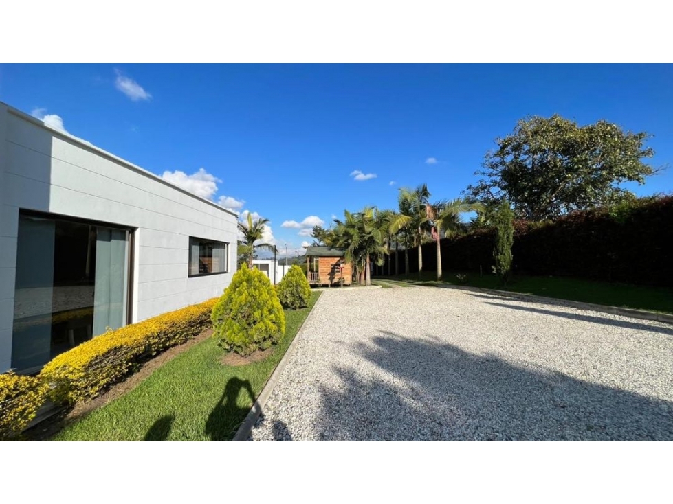 Espectacular finca con piscina en Llanogrande con hermosa casa moderna