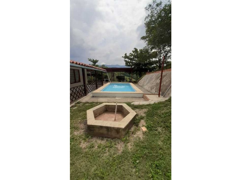 Finca con Piscina en Lutaima Anapoima